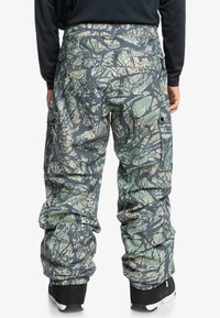 Quiksilver SNOW DOWN CARGO PANT - Calças de snowboard - woodland abstract sea spray