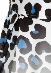 Tela de vestido plisado con un audaz estampado de leopardo en manchas negras y azules sobre un fondo blanco. Textura suave y material ligero.