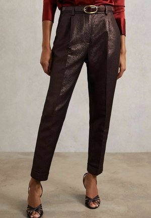 Burgundinės, aukštu liemeniu kelnes su blizgiu paviršiumi; pritaikyto dizaino su šoninėmis kišenėmis, apvadu apačioje ir suderinta diržu su ovaliu sagtimi.