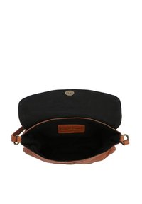 Borsa in pelle marrone con fodera in tessuto nero. Presenta una chiusura a scatto e una piccola etichetta interna. Forma compatta con una tracolla per il trasporto.