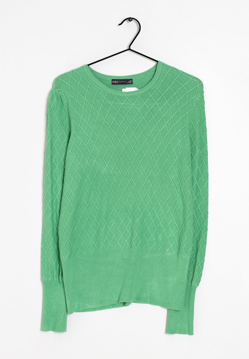 Maglione verde lavorato a maglia con motivo a diamante, scollatura rotonda, maniche lunghe e orlo a coste. Appeso a un gancio nero su uno sfondo bianco.