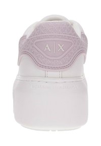Zapatilla blanca con un acento en el talón texturizado en púrpura y el logo "A|X" en relieve. Superficie suave con forma redondeada y suela acolchada.