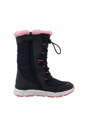 Bota de invierno negra y azul marino con ribete de piel rosa, cordones rosas y negros, cremallera lateral y suela blanca con dibujo rosa.