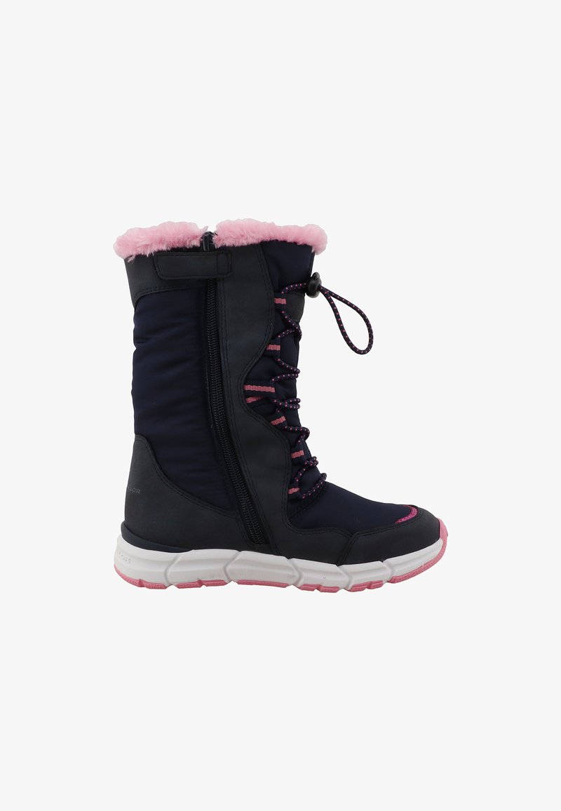 Botte d’hiver noire et bleu marine avec bordure en fourrure rose, lacets roses et noirs, fermeture éclair latérale et semelle blanche avec crampons roses.