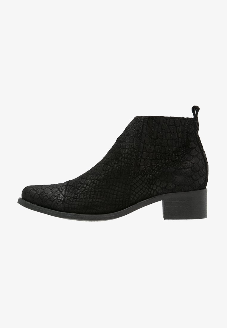 Bottine noire à talon carré bas, motif reptile texturé, panneaux latéraux élastiques et languette à l'arrière.