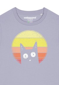 Lilafarbendes Baumwoll-T-Shirt mit einem Grafikdesign eines Katzenkopfes innerhalb eines kreisförmigen Farbverlaufs aus gelben, orangen und pinken Streifen.