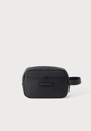 Neceser rectangular negro de Armani Exchange con un bolsillo frontal y una correa lateral para llevar, sobre un fondo liso.