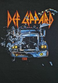 Zwarte T-shirt met een vooraanzicht van een blauwe vrachtwagen met gebroken glazen effecten, en vet rood en geel "DEF LEPPARD" tekst bovenaan.
