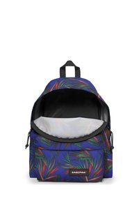 Le sac à dos présente un tissu bleu avec un design vibrant de motifs de feuilles. Il a une poignée supérieure, des bretelles ajustables et des compartiments zippés.