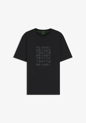Camiseta negra de manga corta y cuello redondo con un patrón de círculos y líneas geométricas en gris oscuro centrado en la parte delantera y el texto "BOSS" debajo.