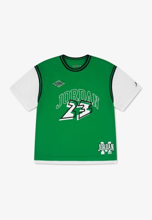 Grøn og hvid basketballtrøje med korte ærmer med teksten "Jordan 23" og logoer foran, sort kant på krave og ærmekanter.