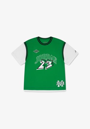 Maillot de basket-ball à manches courtes vert et blanc avec le texte "Jordan 23" et des logos sur le devant, bordure noire sur le col et les bords des manches.