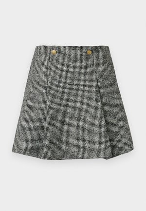 Melnbalts šaha raksts svārki ar plisiem, ar augstu jostasvietu un divām zelta toņa pogām priekšā. Struktūrēta auduma.