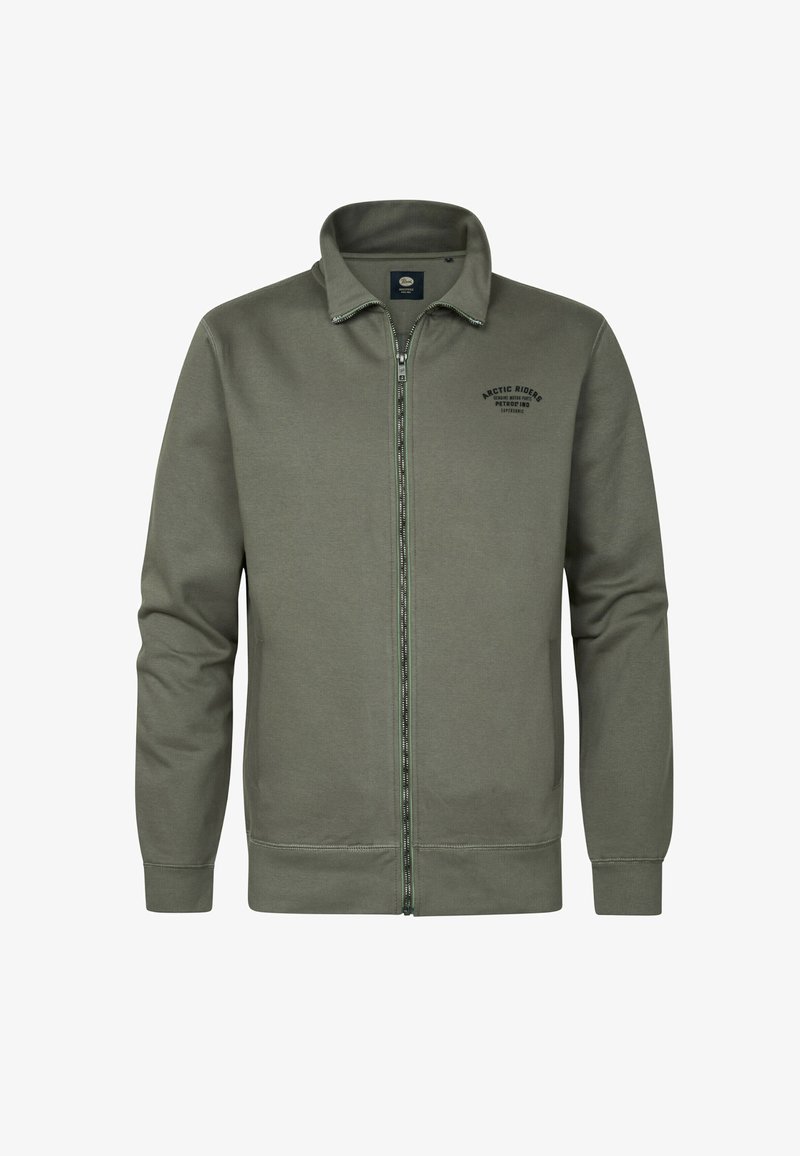 Olive zelena zip-up kapuca, izdelana iz mehke tkanine, z dvignjenim ovratnikom, sprednjimi žepi in majhnim potiskanem logotipom na prsih.