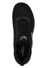 Schwarzer Sportschuh mit mesh Obergematerial, strukturierter Oberfläche und Schnürverschluss. Mit gepolsterter Innensohle und kontrastierender weißer Außensohle.
