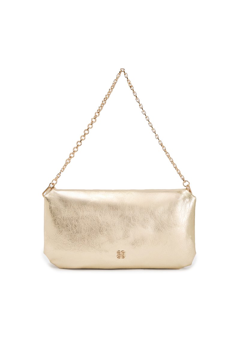 Borsa clutch metallica dorata con una texture liscia, forma rettangolare e tracolla in catena. Presenta un logo sottile sul davanti.