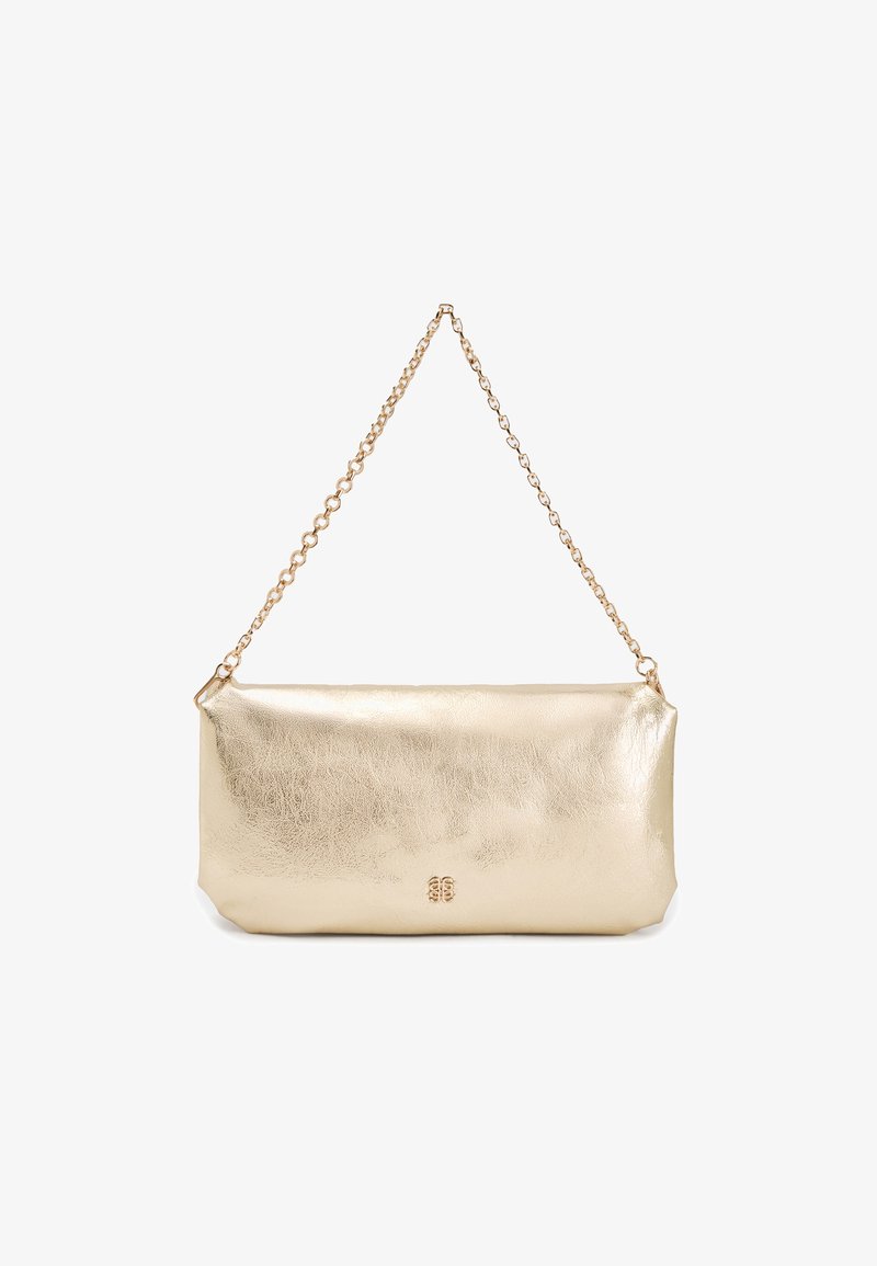Metallic-goldene Clutch-Tasche mit glatter Textur, rechteckiger Form und einer Kettenriemen. Mit dezentem Logo-Detail auf der Vorderseite.