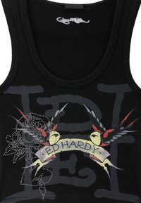 Sort tanktop med et stort grafisk print med "ED HARDY" tekst, to stiliserede fugle, sølvnitter og et bannerdesign.