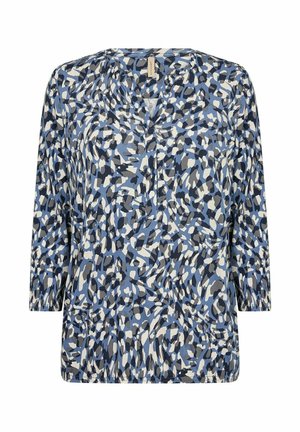 Blaue Bluse mit V-Ausschnitt und Dreiviertelärmeln. Sie hat ein abstraktes Muster in verschiedenen Blautönen, Grau und Weiß.