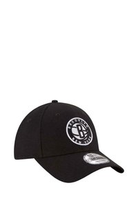 Cappellino da baseball nero con una corona arrotondata, caratterizzato da un logo bianco circolare che riporta la scritta "BROOKLYN" e "NEW YORK" sulla parte frontale.