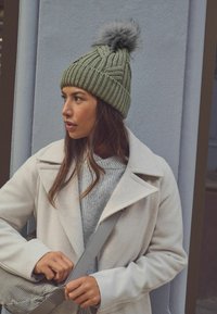 Next CABLE  REGULAR FIT - Kootud müts - khaki green