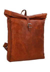 Rucksack mit Rolltop aus braunem Leder mit glatter Textur. Verfügt über einen vorderen Schnallenverschluss und einen Tragegriff oben.
