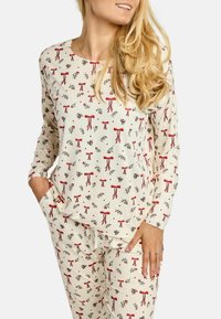 Garas piedurkņu pidžamas komplekts krēmkrāsas audumā ar sarkaniem bantēm un ziedu rakstiem. Biksēm ir sānu kabatas. Mīksta tekstūra, brīvs piegriezums.