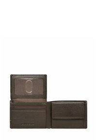 Portfel z ciemnobrązowej skóry, o konstrukcji bifold, wyposażony w wiele przegródek na karty, przezroczystą kieszeń na dokument tożsamości oraz fakturowane detale na zewnętrznej powierzchni.
