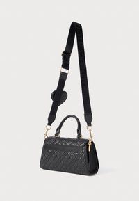 Schwarze gesteppte Handtasche mit kurzem Henkel, abnehmbarer breiter Schulterriemen mit dem Text "LOVE MOSCHINO" und kleinem herzförmigem Beutel, der angebracht ist.