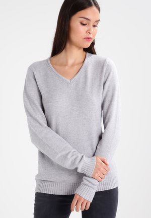 Grauer V-Ausschnitt-Pullover mit langen Ärmeln, gerippten Bündchen und Saum, aus einem weichen, leichten Stoff mit glatter Textur.