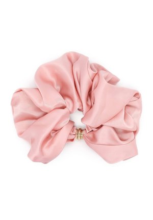 Grand chouchou en satin rose avec une texture lisse et brillante, et un petit anneau en or au centre élastique.