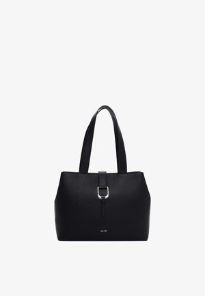 Juodos odos rankinė su reljefiniu paviršiumi, puošta sidabro spalvos sagtimi ir dviem nešimo dirželiais. Plokščias dugnas stabilumui.