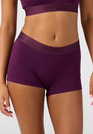 Burgunderfarbene Baumwoll-Boyshorts mit breitem, elastischem Bund, der ein geprägtes Logo zeigt. Glatter Stoff; enganliegendes Design für zusätzlichen Komfort.