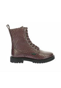 Stivale alla caviglia marrone in ecopelle effetto serpente, con punta rotonda, design con lacci, suola nera in contrasto e logo verde sul lato.
