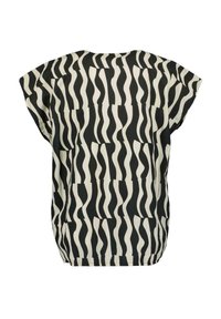 Top bianco e nero con una vestibilità ampia, caratterizzato da un motivo astratto a onde. Il tessuto ha una texture liscia e una silhouette rilassata con maniche corte.