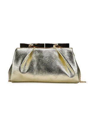 Bolso de mano con textura dorada, cierre metálico de marco y cadena delicada, sobre fondo blanco.