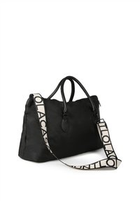 Bolso tote negro hecho de nylon con detalles de cuero. Incluye asas dobles, una correa de diseño y un cierre de cremallera para un fácil acceso.