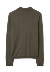 Suéter de punto de manga larga en verde oliva con cuello tipo polo, puños y dobladillo acanalados. Textura suave; diseño minimalista sin patrones visibles.