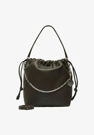 Borsa secchiello in pelle nera con parte superiore arricciata, dettaglio catena argento, tracolla e tracolla sottile in pelle staccabile accanto.