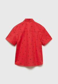 Kortärmad skjorta i klar röd med små svarta palmträdsmönster, gjord av lättviktigt tyg, med krage och rak fåll.