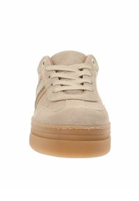 Beżowe zamszowe trampki z okrągłym noskiem, płaskimi sznurowadłami i gumową podeszwą. Posiadają teksturowaną boczną wkładkę z metalowymi akcentami.