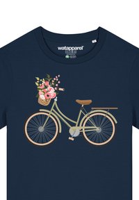 T-shirt bleu marine foncé avec un graphisme représentant un vélo vert avec un panier en osier brun rempli de fleurs roses, accentué par des roues de couleur claire.