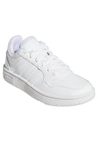 Zapatilla blanca de cuero con superficie texturizada, cordones planos y suela de goma. Presenta tres rayas laterales y un logo en el talón.