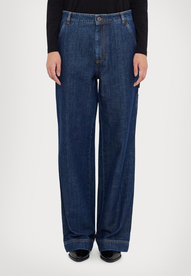 Bredde ben mørkeblå denimbukser med klassisk fem-lommers design, knappelukking og synlige sømdetaljer.