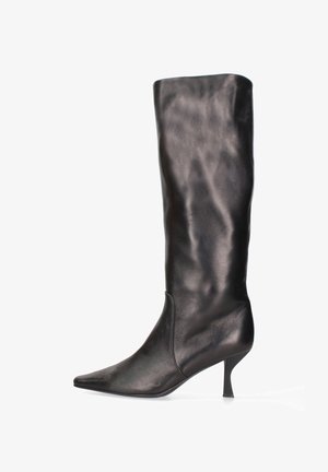 Stivale in pelle nera fino al ginocchio con punta affusolata e silhouette elegante. Presenta un tacco sottile e una texture liscia e lucida. Nessun hardware visibile.
