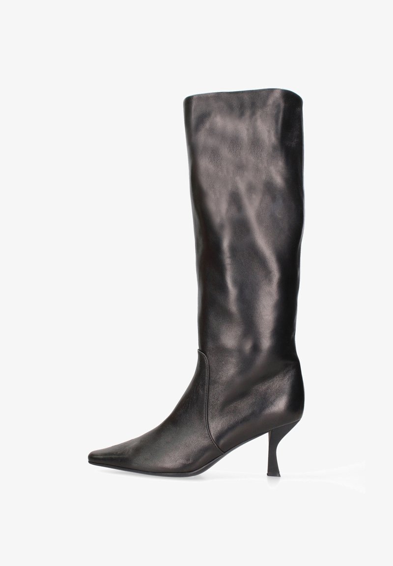 Stivale in pelle nera fino al ginocchio con punta affusolata e silhouette elegante. Presenta un tacco sottile e una texture liscia e lucida. Nessun hardware visibile.
