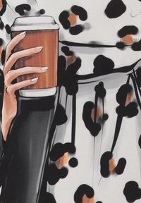 Tijgerprint jurk met lange zwarte mouwen. Hand die een bruine koffiekop met een witte deksel vasthoudt. Glad stoffen textuur.