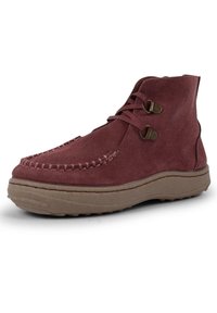 Stivale alla caviglia in suede bordeaux con dettagli cuciti, chiusura con lacci e suola in gomma testurizzata. Presenta un tacco leggermente rialzato e una finitura morbida.