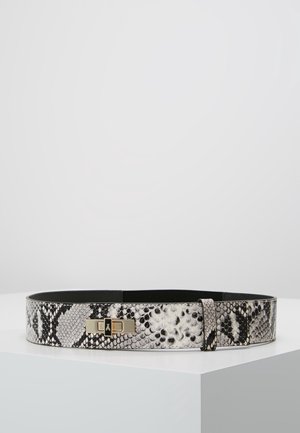 Brede riem met zwart, wit en grijs slangenhuidpatroon en een rechthoekige gesp in goudkleur op een witte ondergrond.
