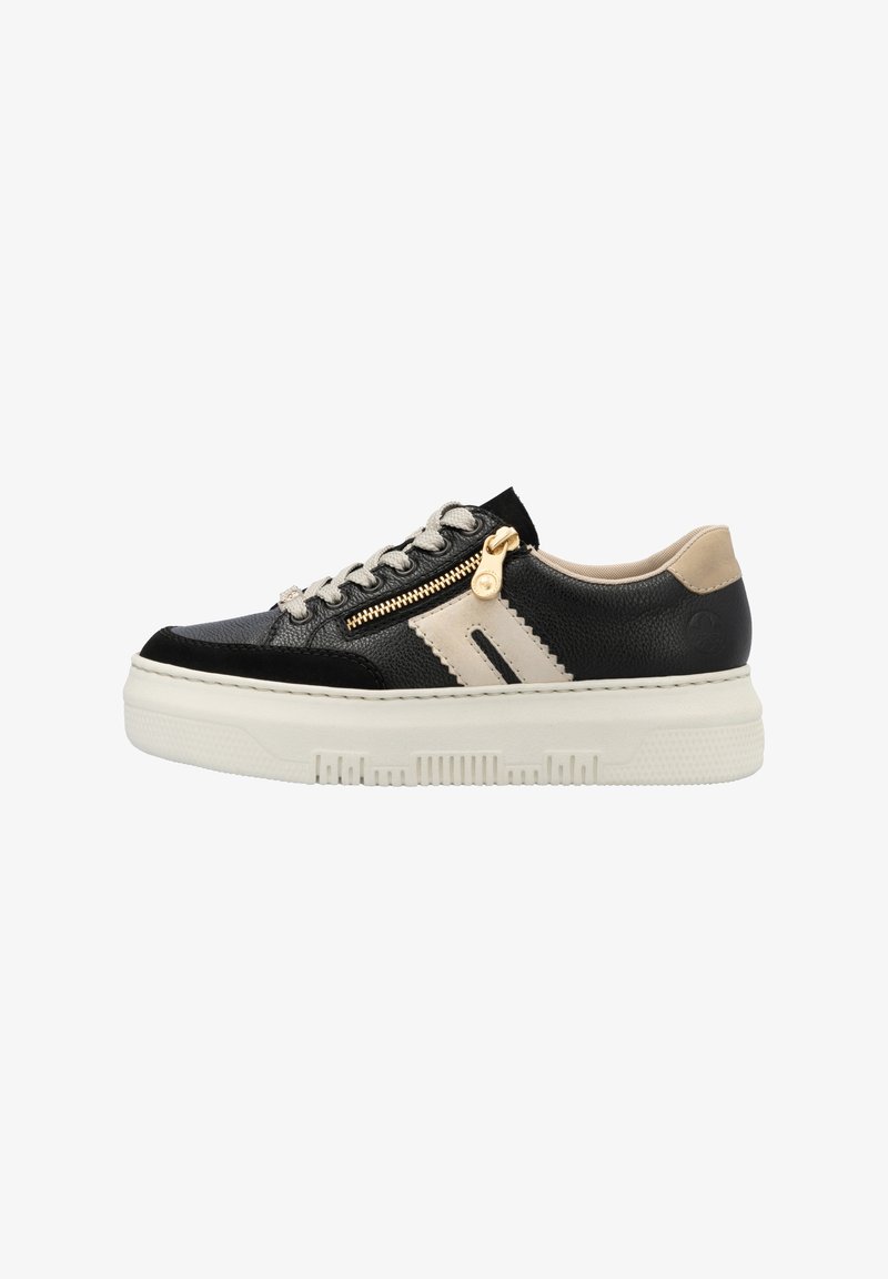 Baskets en cuir noir avec accents beiges, surface texturée, détail de zip doré et semelle blanche. Présente un système de laçage et un design superposé.